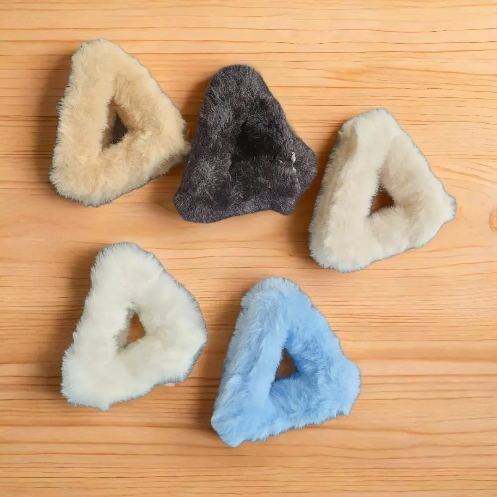 SDL - 1 Piece of Random Color Triangle Shaped Soft Fur Clutches