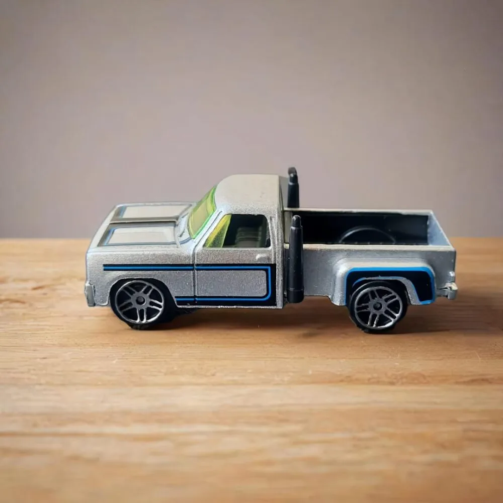 SDL - 1 Piece of Hot Wheel Replica Passenger Truck Design Small Metal Car For Kids and Car Lovers